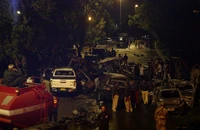 Nhiều xe ô tô cháy đen sau vụ khủng bố gần sân bay Jinnah, Pakistan hôm 6-10. Ảnh: REUTERS