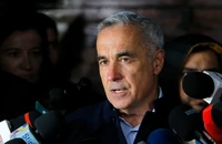 Ứng viên tổng thống Romania tính nhờ ông Trump giúp sau khi bị bắt
