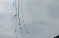 Khoảnh khắc 2 chiếc Alpha Jet thuộc đội bay biểu diễn Patrouille de France va nhau khi tập nhào lộn ở Saint-Dizier hôm 25-3. Ảnh: AFP