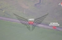 Hệ thống HIMARS (sau) và xe hộ tống (trước) của Ukraine bị FPV Nga theo dõi và tiêu diệt. Ảnh chụp màn hình: X/BỘ QUỐC PHÒNG NGA
