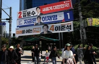 Các băng rôn tranh cử tổng thống Hàn Quốc trên một góc phố ở Seoul (ở chính diện, từ trên xuống, lần lượt là của ông Kim Moon-soo, ông Lee Jae-myung và ông Lee Jun-soek). Ảnh: GETTY IMAGES