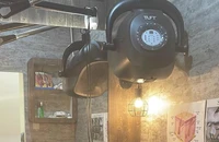 Choáng dịch vụ cắt tóc để giá 8 đô thu tiền 1.000 đô 