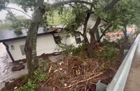 Một ngôi nhà bị lũ quét ở Texas cuốn trôi. Ảnh chụp màn hình từ video X.