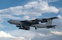 Máy bay chở khách Mỹ 'bẻ lái gắt' tránh va chạm với B-52