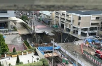 ẢNH: Xuất hiện 'hố tử thần' khổng lồ trước cửa bệnh viện ở Bangkok