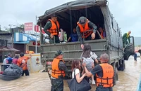 Lũ lụt Thái Lan: 33 người thiệt mạng, tàu sân bay vào cuộc
