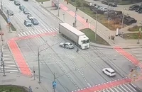 Xe container di chuyển mất kiểm soát giữa giao lộ ở Moscow (Nga) sau khi tài xế đột tử. Nguồn: TELEGRAM/Irina Volk
