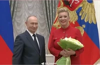 Tổng thống Nga Vladimir Putin trao huân chương "Vì công lao với Tổ quốc" hạng IV cho bà Maria Zakharova - người phát ngôn Bộ Ngoại giao Nga. Nguồn: RT