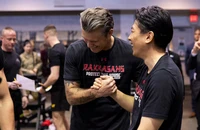 Bộ trưởng Quốc phòng Mỹ Pete Hegseth và người đồng cấp Nhật Shinjiro Koizumi cùng luyện tập tại phòng gym ở căn cứ Myer-Henderson Hall (bang Virginia, Mỹ) sáng 15-1. Nguồn: LẦU NĂM GÓC