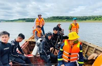 Đội cứu hộ tổ chức tìm kiếm nạn nhân trên lòng hồ thủy điện Vĩnh Sơn