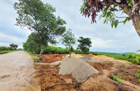 Chủ nhiệm ủy ban kiểm tra Huyện ủy kiện chủ tịch UBND thị trấn sau khi bị phạt hành chính