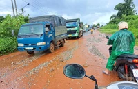 Thi công quốc lộ 19, nước bùn tràn vào nhà dân sau mưa 