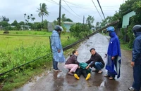 1 phụ nữ tử vong sau khi tông vào trụ điện ngã nghiêng ra đường