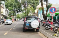 Có biển báo cấm, xe biển xanh vẫn ngang nhiên đậu