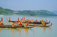 Độc đáo đua thuyền độc mộc trên sông Pô Cô