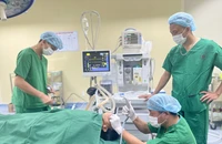Gắp 1 con vắt sống trong khí quản nữ bệnh nhân