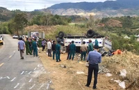 Xe chở hàng từ thiện bị lật trên đèo Văn Rơi, 3 người thương vong