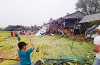 Mưa giông, gió lốc làm tốc mái hàng trăm nhà dân