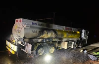 Xe bồn chở xăng bất ngờ bốc cháy