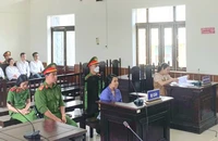 Nhân viên viễn thông đến cửa khẩu giao hàng thì bị bắt