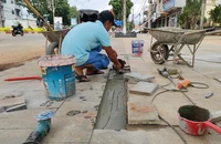 TP Pleiku: Vỉa hè đang thi công gạch đã vỡ nát