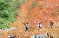 Đèo Lò Xo bị sạt lở, 700 m3 đất đá đổ ập xuống gây tắc đường Hồ Chí Minh 