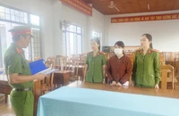 1 phụ nữ giật, xé biên bản, đạp cảnh sát giao thông