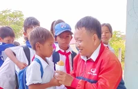 Thầy giáo 'lấp đầy cái bụng đói' cho trò nghèo