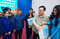 Chủ tịch Quốc hội thăm, tặng quà gia đình chính sách, người lao động ở Gia Lai