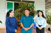Nối nghiệp bố, hai nữ cử nhân viết đơn xin nhập ngũ