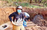 Người dân vùng biên giới Gia Lai đánh xe công nông đi xin nước sạch