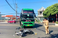 Nghi đuổi theo xe tải vì va quẹt, xe khách tông trúng người đi xe máy tử vong