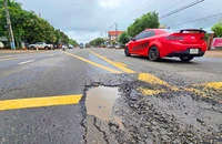 Quốc lộ 19 chằng chịt điểm vỡ nát chỉ sau vài trận mưa đầu mùa