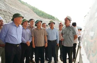 Ông Nguyễn Hòa Bình kiểm tra dự án cao tốc Bắc - Nam: Thi công nhanh, đảm bảo chất lượng