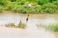 Dùng máy bay không người lái cứu 2 cháu nhỏ giữa dòng nước xiết