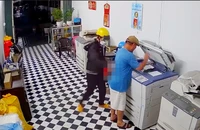 Xin tiền không được, nam thanh niên rút dao đâm chủ tiệm photocopy