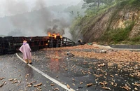 Xe đầu kéo bốc cháy sau va chạm, nằm vắt ngang trên đèo Mang Yang