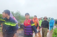 Chạy xe máy qua đập tràn, cả nhà bị nước cuốn, người vợ tử vong