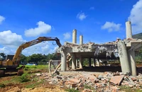 Cận cảnh tháo dỡ nhà rông đang xây dựng ở núi lửa Chư Đang Ya