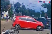 Đang dừng chờ đèn đỏ thì bị ô tô lao lên gây tai nạn liên hoàn 