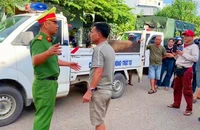 Bắt khẩn cấp 2 người chặn xe cảnh sát giao thông, quay clip đăng lên mạng