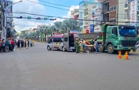 Bị cuốn vào gầm xe ben, người đàn ông đi xe máy tử vong