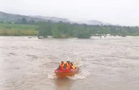 Giải cứu 3 nông dân bị lũ cô lập phải ăn bắp chống đói
