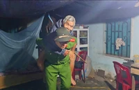 Trắng đêm cõng dân ra khỏi vùng ngập lụt