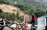 Gia Lai: Nghẹt thở giải cứu 2 cụ già bị sạt lở vùi lấp
