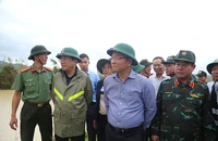 Phó Thủ tướng Lê Thành Long kiểm tra hiện trạng đê Luật Lễ bị vỡ