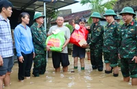 Phó Chủ nhiệm Tổng cục Chính trị thăm, tặng quà bà con vùng lũ ở Gia Lai