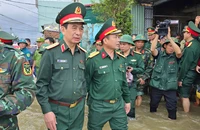Đại tướng Phan Văn Giang thăm hỏi, động viên bà con vùng rốn lũ Gia Lai
