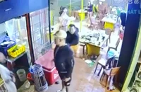 Truy sát trong quán nhậu bằng mã tấu, 1 người chết 2 người bị thương