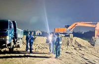 Công an Gia Lai huy động hơn 100 chiến sĩ vây bắt cát lậu
